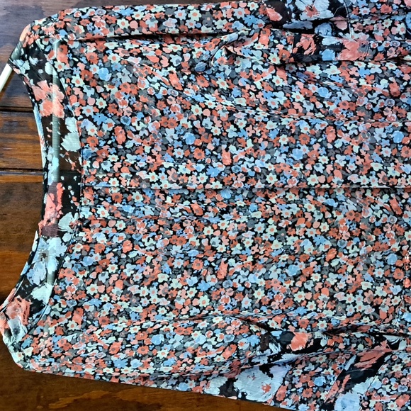 Elle size M sheer blouseight red, gray, black, cream flowers. - Picture 5 of 6